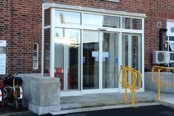 Automatic aluminium sliding door Romsey